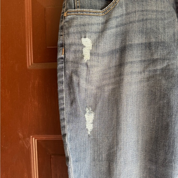 EVRI Jean Capri Size 16W Distressed Areas on Front - Picture 2 of 5